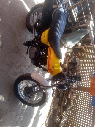 Suzuki Van Van 125 Amarilla