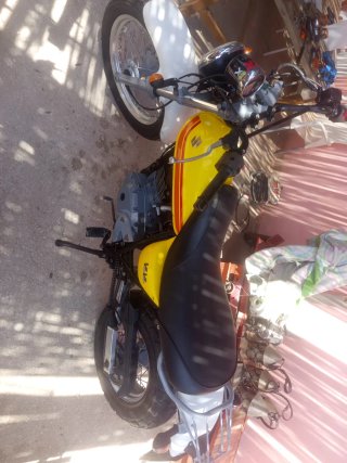 Suzuki Van Van 125 Amarilla