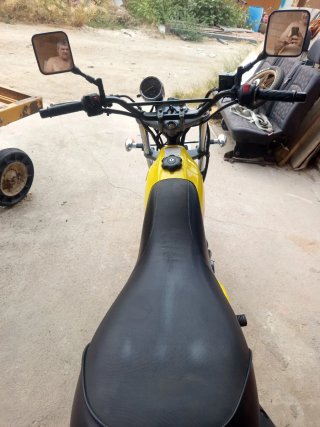 Suzuki Van Van 125 Amarilla