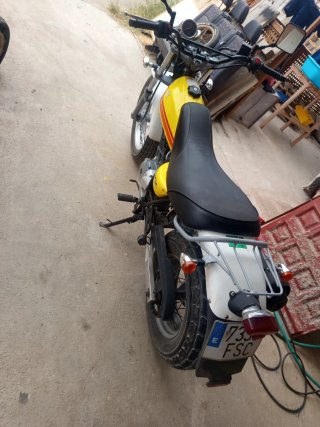 Suzuki Van Van 125 Amarilla