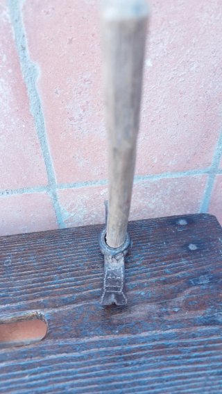 Martillo antiguo de madera y metal