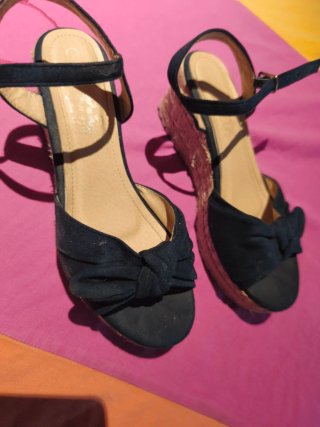Sandalias cuña negras y rosas