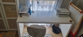 Escritorio blanco y madera