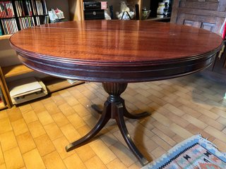 Mesa redonda de madera noble