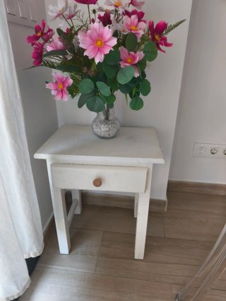 Mesita de noche blanca con cajón