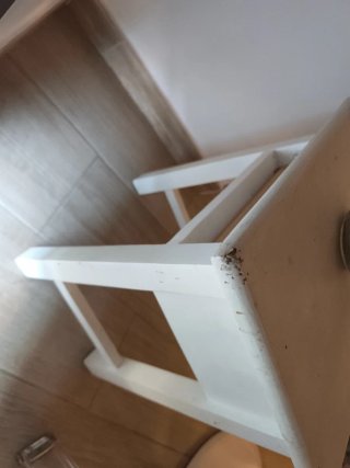 Mesita de noche blanca con cajón
