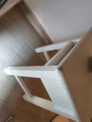 Mesita de noche blanca con cajón