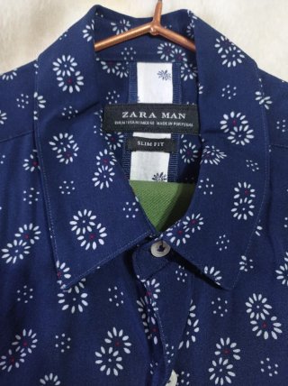 Camisa Zara azul estampada hombre