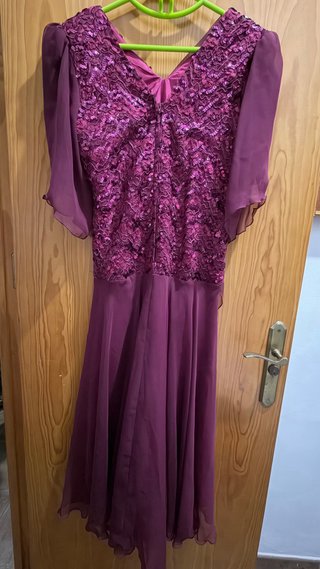 Vestido de fiesta morado con lentejuelas