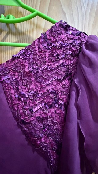 Vestido de fiesta morado con lentejuelas