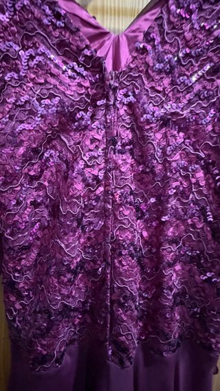 Vestido de fiesta morado con lentejuelas