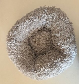 Cama peluda para mascotas gris