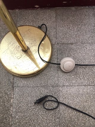 Lámpara de pie dorada y gris