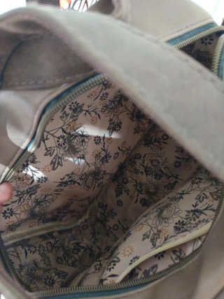 Bolso con diseño de chica y árbol