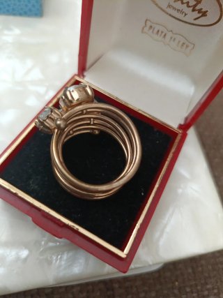 Anillo dorado con piedras