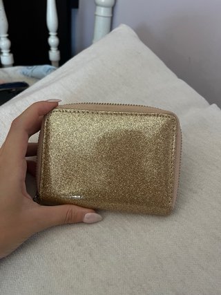 Cartera dorada con parches