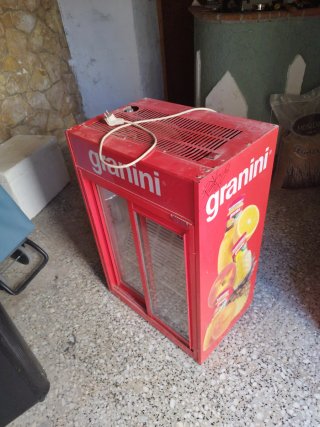Nevera expositora Granini roja