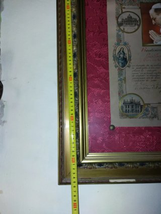 Marco Dorado con Foto Religiosa Papa