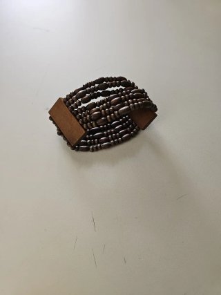 Pulsera de madera marrón