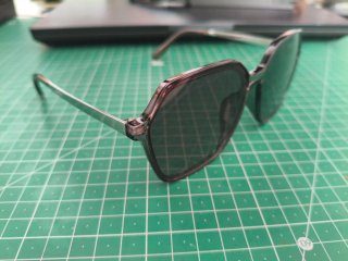 Gafas de sol polarizadas grises.
