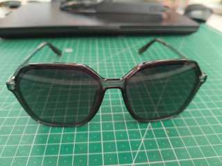Gafas de sol polarizadas grises.