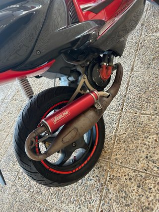 Yamaha Aerox Scooter Negra y Roja
