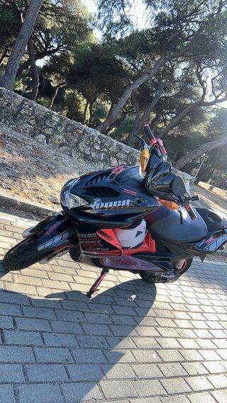 Yamaha Aerox Scooter Negra y Roja