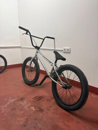 Bicicleta BMX Madmain plateada