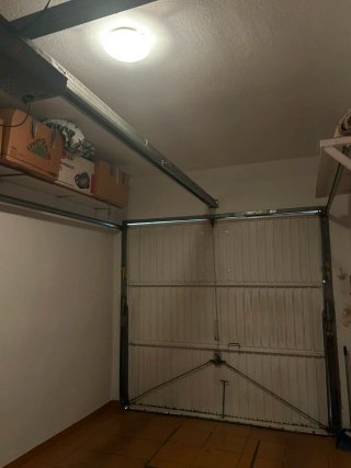 Puerta de garaje abatible con motor