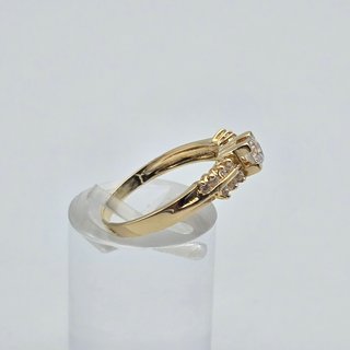 Solitario de oro de 18k con piedras. 2.48 gr. T-15