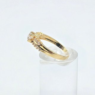 Solitario de oro de 18k con piedras. 2.48 gr. T-15