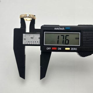 Solitario de oro de 18k con piedras. 2.48 gr. T-15