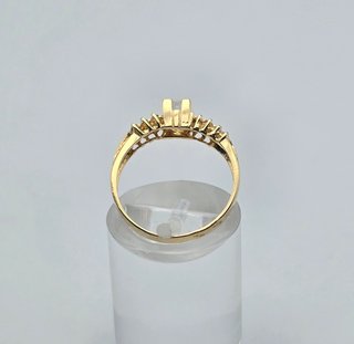 Solitario de oro de 18k con piedras. 2.48 gr. T-15