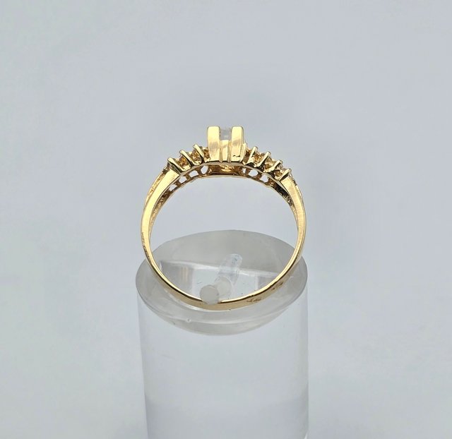Solitario de oro de 18k con piedras. 2.48 gr. T-15