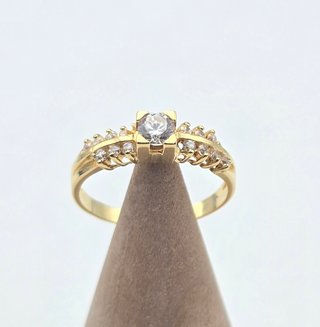 Solitario de oro de 18k con piedras. 2.48 gr. T-15