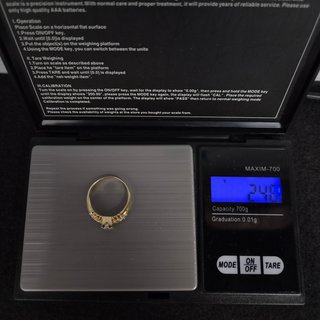 Solitario de oro de 18k con piedras. 2.48 gr. T-15