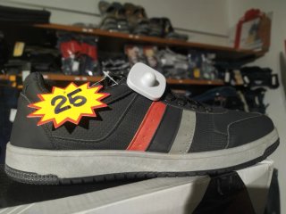 Zapatillas deportivas negras y rojas