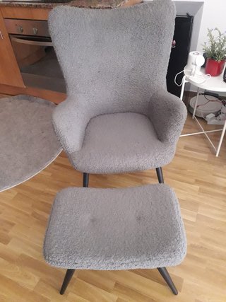 Sillón orejero nórdico bouclé gris + reposapiés