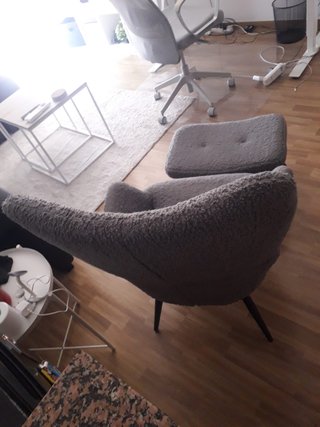 Sillón orejero nórdico bouclé gris + reposapiés