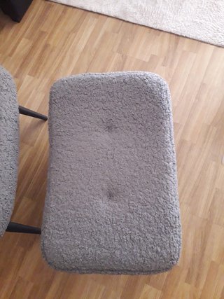 Sillón orejero nórdico bouclé gris + reposapiés