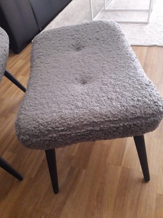 Sillón orejero nórdico bouclé gris + reposapiés