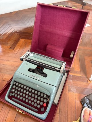 Máquina de escribir Olivetti Studio 44 vintage