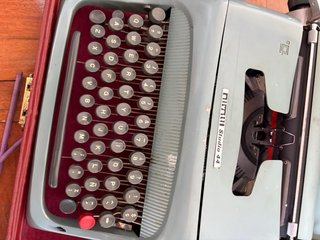 Máquina de escribir Olivetti Studio 44 vintage