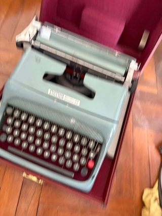 Máquina de escribir Olivetti Studio 44 vintage