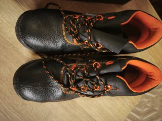 Botas de seguridad negras y naranjas