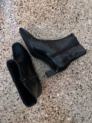 Botines negros efecto cocodrilo punta fina 37