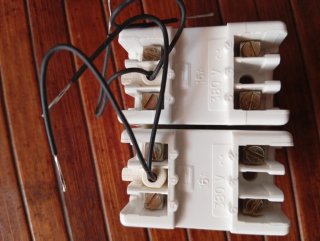 Interruptor blanco con luz roja