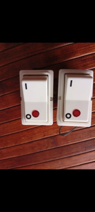 Interruptor blanco con luz roja