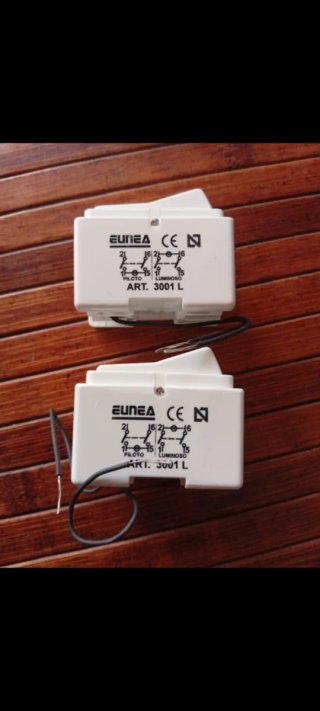Interruptor blanco con luz roja