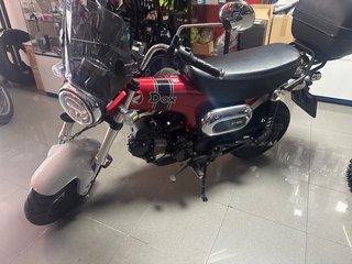Honda Dax ST125 Roja y Plateada
